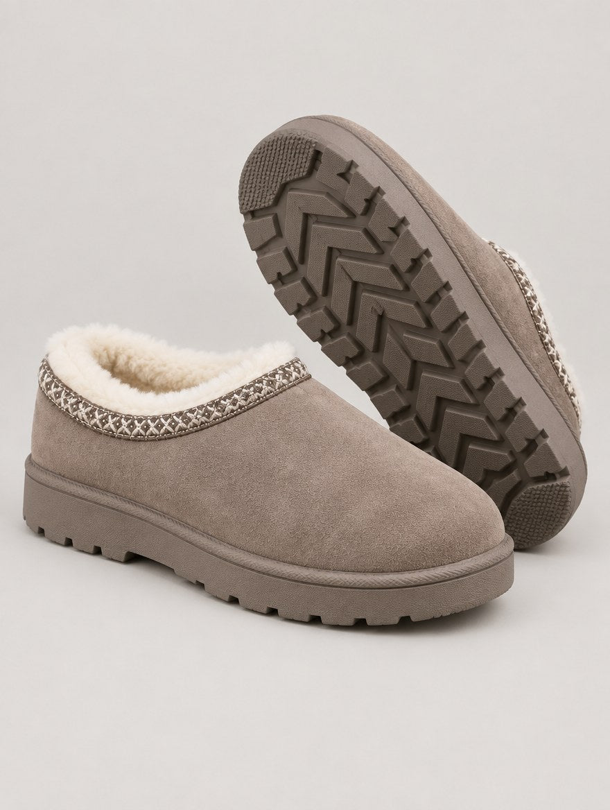 Mysiga tofflor i mjuk taupe